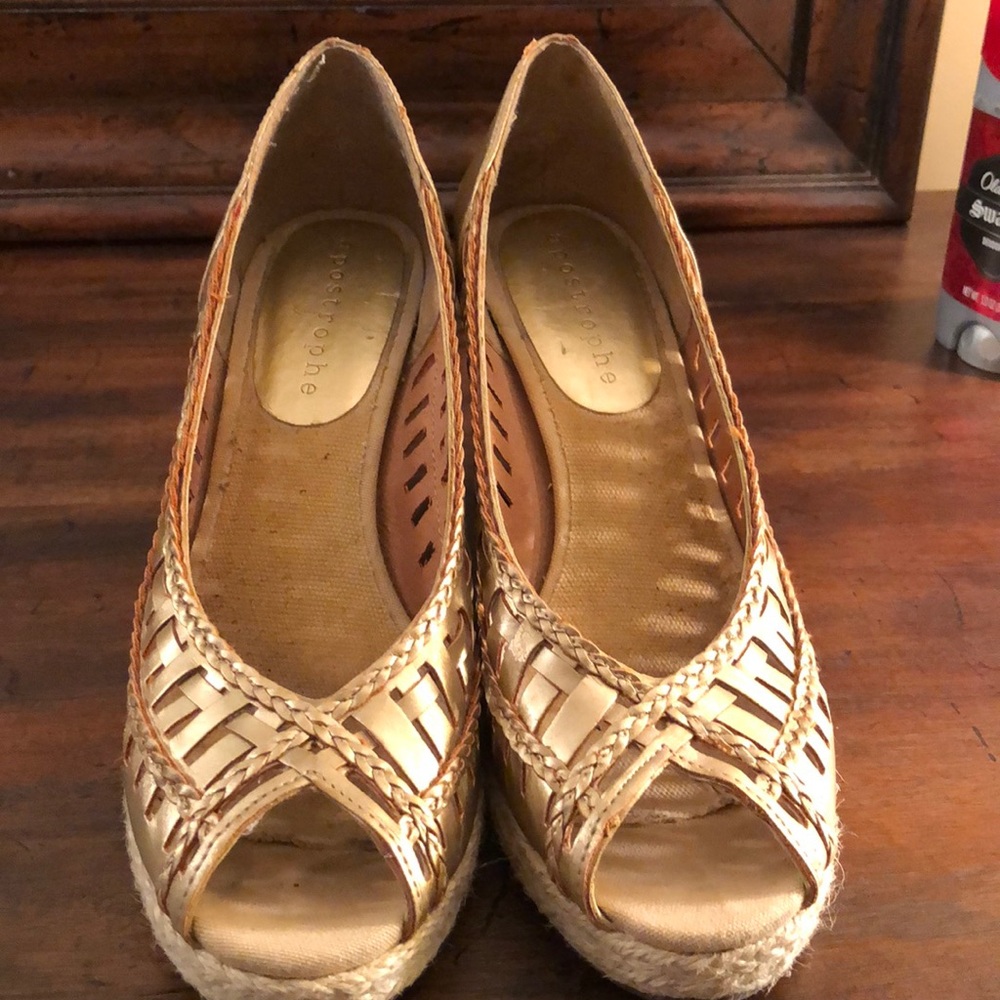 Apostrophe gold wedges